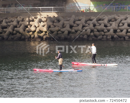 年長的夫婦沿著河口走到海與樹汁板 72450472