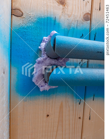Fixing of potable water distribution pipes with flexible mounting foam Fixing of potable water distribution pipes with flexible mounting foam 72451463