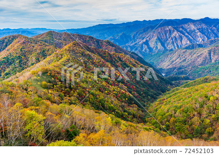 (Tochigi Prefecture) Autumn leaves seen from the Oku-Nikko Hangetsuyama mountain trail 72452103