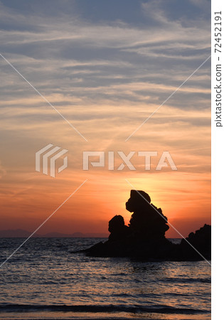 Ningyoiwa在美麗的夕陽西海岸 72452191