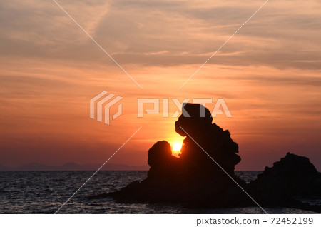 Beautiful western coast ningyo-iwa and sunset Beautiful western coast ningyo-iwa and sunset 72452199
