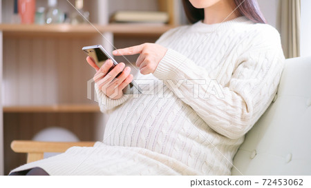 Pregnant woman tapping smartphone 16: 9 72453062