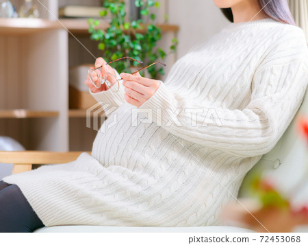 Pregnant woman with glasses 4: 3 72453068