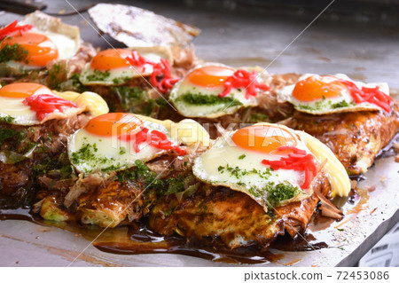 Freshly made okonomiyaki 72453086