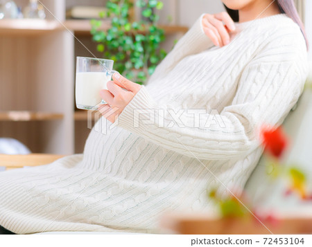 Pregnant women drinking milk Think 4: 3 Pregnant women drinking milk Think 4: 3 72453104