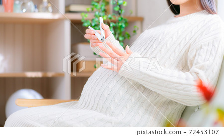 剪指甲的孕婦16:9 剪指甲的孕婦16:9 72453107