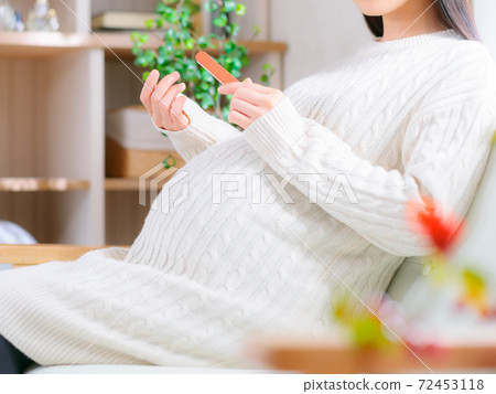 Pregnant woman preparing nails 4: 3 Pregnant woman preparing nails 4: 3 72453118