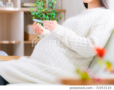 Pregnant woman preparing nails 4: 3 Pregnant woman preparing nails 4: 3 72453119