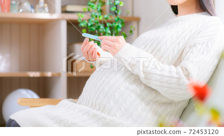 Pregnant woman preparing nails 16: 9 72453120
