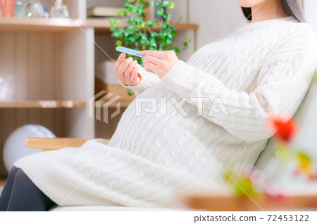 Pregnant women who prepare their nails 72453122