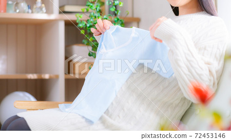 Pregnant woman preparing underwear 16: 9 Pregnant woman preparing underwear 16: 9 72453146