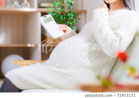 Pregnant woman to calculate Think 72453171