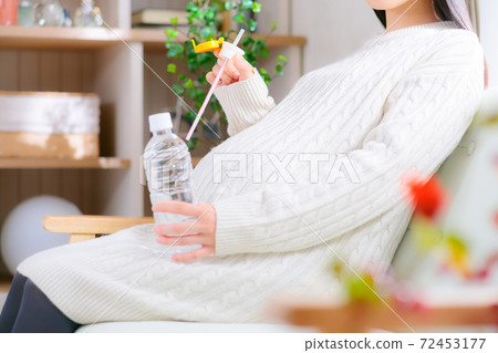 PET bottle straw cap pregnant woman PET bottle straw cap pregnant woman 72453177