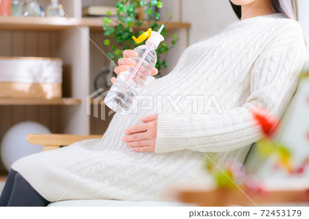 PET bottle straw cap pregnant woman PET bottle straw cap pregnant woman 72453179