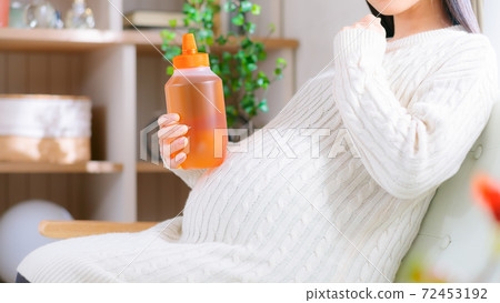 Honey pregnant woman thinking 16: 9 Honey pregnant woman thinking 16: 9 72453192