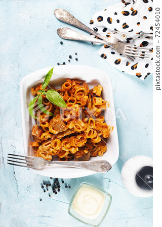 pasta in tomato sauce 72454010