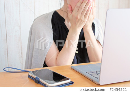 使用PC的女人 使用PC的女人 72454221