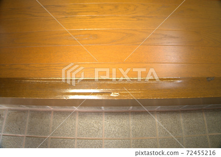 在入口處上升的階梯上刮擦 72455216