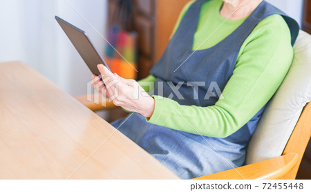 View tablet device Senior woman [Senior life] 72455448