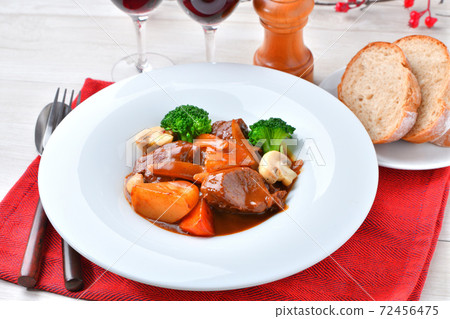 Beef stew (beef sneak, red wine + demiglace sauce) with mushrooms, carrots and broccoli. 72456475