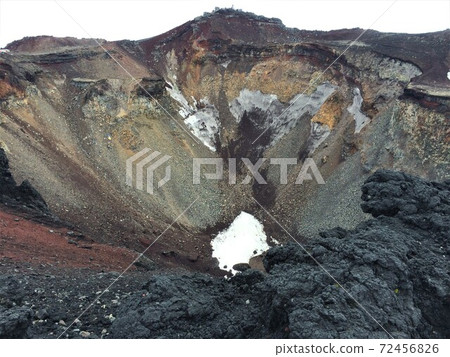 富士山的山頂，即使在仲夏時也積雪 72456826