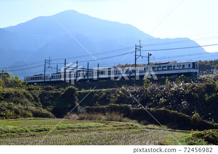 西武鐵道4000系列列車在富士山的背景下運行 照片素材 圖片 圖庫