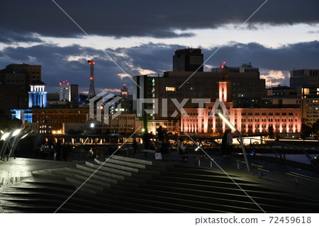 從橫濱港大三橋看到的橫濱三塔的夜景（左起：橫濱海關橫濱市立開幕式紀念館神奈川縣廳） 72459618
