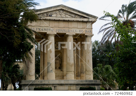 VALLETTA, MALTA - DEC 31st, 2019: Monument to Sir Alexander Ball in the Lower Barrakka Gardens during winter time 72460982