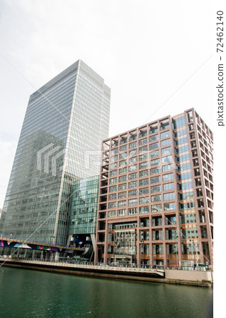 倫敦以東的碼頭區城市景觀，現代玻璃封閉的摩天大樓 72462140