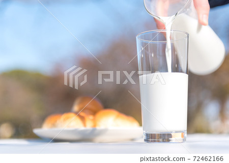 早餐風光,將水從投手倒入玻璃杯,放在露台的桌子上 早餐風光,將水從投手倒入玻璃杯,放在露台的桌子上 72462166