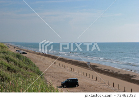 A car driving on a sandy beach (Chirihama Nagisa Driveway, Ishikawa Prefecture) A car driving on a sandy beach (Chirihama Nagisa Driveway, Ishikawa Prefecture) 72462358