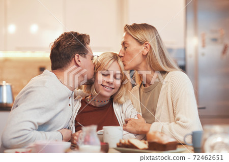 Parents Kissing Daughter 72462651