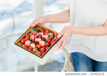 Woman with fruit like a jewel box 72465272