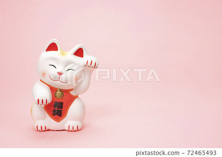 Manekineko raising his left hand 72465493