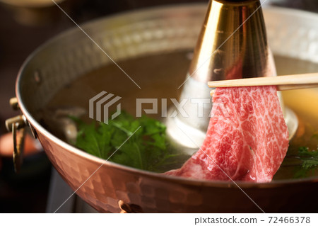 Shabu-shabu: Let the beef go through the soup stock. Shabu-shabu: Let the beef go through the soup stock. 72466378