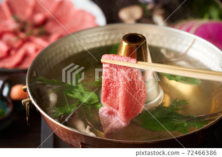 Shabu-shabu: Let the beef go through the soup stock. Shabu-shabu: Let the beef go through the soup stock. 72466386