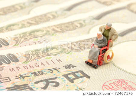 輪椅老人和金錢 輪椅老人和金錢 72467176