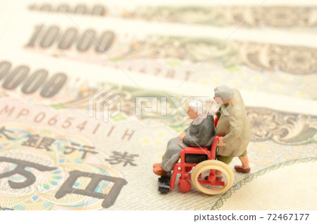 輪椅老人和金錢 72467177