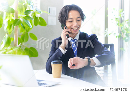 打電話給辦公室的商人 打電話給辦公室的商人 72467178