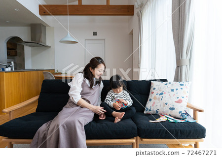 父母和孩子在房子裡玩 72467271