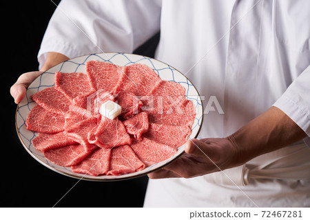 板前手裡拿著牛肩腰切片 72467281
