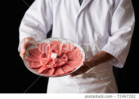 板前手裡拿著牛肩腰切片 72467282