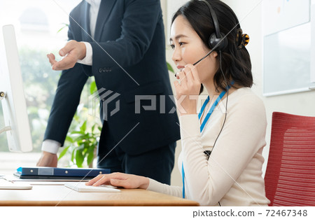 一名女子在呼叫中心工作 一名女子在呼叫中心工作 72467348