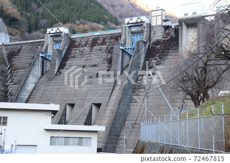Hollow gravity dam Yokoyama dam 72467815