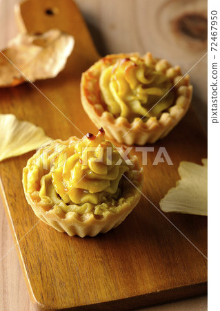 Sweet potato and ginkgo leaves on the cutting board Sweet potato and ginkgo leaves on the cutting board 72467950