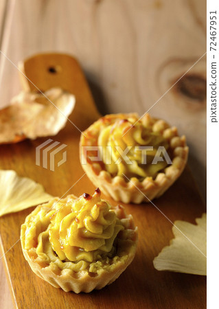 Sweet potato and ginkgo leaves on the cutting board 72467951