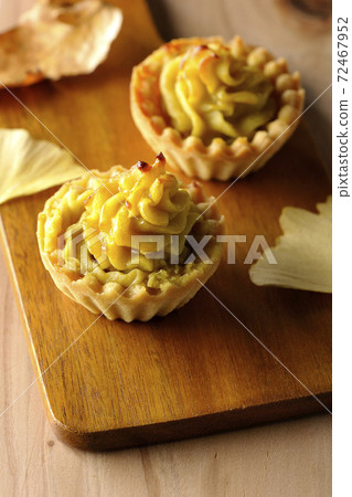 紅薯和銀杏葉在砧板上 72467952