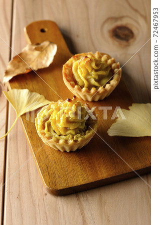 Sweet potato and ginkgo leaves on the cutting board 72467953