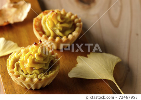 紅薯和銀杏葉在砧板上 紅薯和銀杏葉在砧板上 72467955