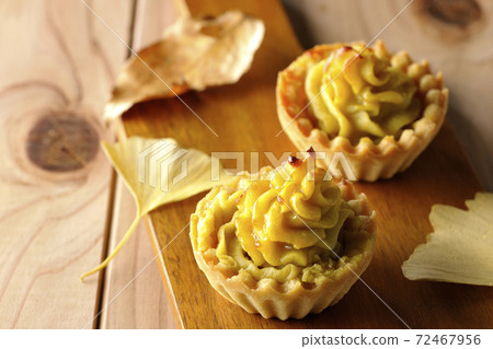 紅薯和銀杏葉在砧板上 72467956